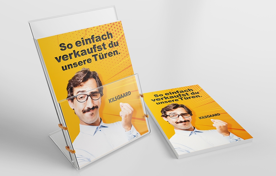 Gelber Flyer im Kunststoff-Dispenser