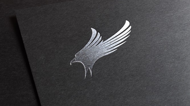 Adler Logo in Silber auf schwarzem Papier