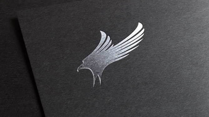Adler Logo in Silber auf schwarzem Papier