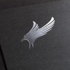 Adler Logo in Silber auf schwarzem Papier